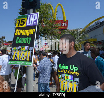 Des centaines de Southland, travailleurs de la restauration rapide ainsi que des soins à domicile, des services de garde la faculté de l'USC et de travailleurs industriels, ont participé à des marches et des rassemblements dans South Los Angeles et le centre-ville d'aujourd'hui à l'occasion d'une campagne appelant à $15 l'heure de salaire. Des marches et des rassemblements similaires ont lieu partout au pays dans le cadre d'une journée nationale d'action dans la lutte pour 15 $.'' selon les organisateurs, à des rassemblements ont également été organisés dans 30 pays. Photo par Jim Ruymen/UPI Banque D'Images