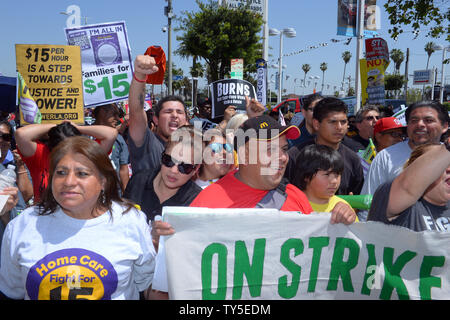 Des centaines de Southland, travailleurs de la restauration rapide ainsi que des soins à domicile, des services de garde la faculté de l'USC et de travailleurs industriels, ont participé à des marches et des rassemblements dans South Los Angeles et le centre-ville d'aujourd'hui à l'occasion d'une campagne appelant à $15 l'heure de salaire. Des marches et des rassemblements similaires ont lieu partout au pays dans le cadre d'une journée nationale d'action dans la lutte pour 15 $.'' selon les organisateurs, à des rassemblements ont également été organisés dans 30 pays. Photo par Jim Ruymen/UPI Banque D'Images
