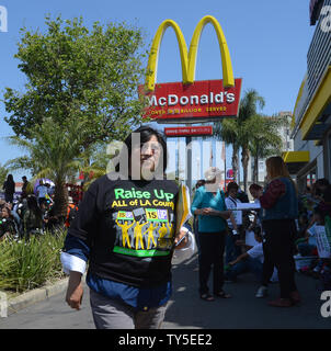 Des centaines de Southland, travailleurs de la restauration rapide ainsi que des soins à domicile, des services de garde la faculté de l'USC et de travailleurs industriels, ont participé à des marches et des rassemblements dans South Los Angeles et le centre-ville d'aujourd'hui à l'occasion d'une campagne appelant à $15 l'heure de salaire. Des marches et des rassemblements similaires ont lieu partout au pays dans le cadre d'une journée nationale d'action dans la lutte pour 15 $.'' selon les organisateurs, à des rassemblements ont également été organisés dans 30 pays. Photo par Jim Ruymen/UPI Banque D'Images