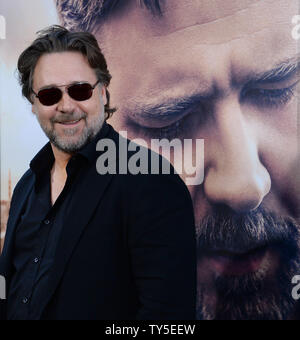 L'acteur Russell Crowe assiste à la première de the motion picture "guerre de l'eau Le Devin' au théâtre chinois de Grauman dans la section Hollywood de Los Angeles le 16 avril 2015. Scénario : Après la bataille de Gallipoli, en 1915, un agriculteur, Connor (Russell Crowe), se rend en Turquie pour trouver ses 3 fils manquants. Lors de votre séjour dans un hôtel à Istanbul, il rencontre Ayshe (Olga Kurylenko), le directeur de l'hôtel, et essaie de trouver un moyen de Gallipoli. Photo par Jim Ruymen/UPI Banque D'Images