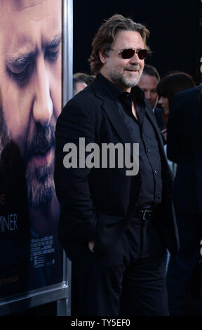 L'acteur Russell Crowe assiste à la première de the motion picture "guerre de l'eau Le Devin' au théâtre chinois de Grauman dans la section Hollywood de Los Angeles le 16 avril 2015. Scénario : Après la bataille de Gallipoli, en 1915, un agriculteur, Connor (Russell Crowe), se rend en Turquie pour trouver ses 3 fils manquants. Lors de votre séjour dans un hôtel à Istanbul, il rencontre Ayshe (Olga Kurylenko), le directeur de l'hôtel, et essaie de trouver un moyen de Gallipoli. Photo par Jim Ruymen/UPI Banque D'Images