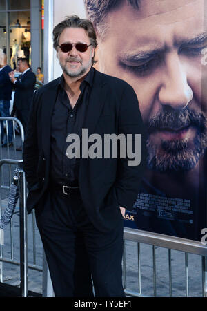 L'acteur Russell Crowe assiste à la première de the motion picture "guerre de l'eau Le Devin' au théâtre chinois de Grauman dans la section Hollywood de Los Angeles le 16 avril 2015. Scénario : Après la bataille de Gallipoli, en 1915, un agriculteur, Connor (Russell Crowe), se rend en Turquie pour trouver ses 3 fils manquants. Lors de votre séjour dans un hôtel à Istanbul, il rencontre Ayshe (Olga Kurylenko), le directeur de l'hôtel, et essaie de trouver un moyen de Gallipoli. Photo par Jim Ruymen/UPI Banque D'Images