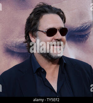 L'acteur Russell Crowe assiste à la première de the motion picture "guerre de l'eau Le Devin' au théâtre chinois de Grauman dans la section Hollywood de Los Angeles le 16 avril 2015. Scénario : Après la bataille de Gallipoli, en 1915, un agriculteur, Connor (Russell Crowe), se rend en Turquie pour trouver ses 3 fils manquants. Lors de votre séjour dans un hôtel à Istanbul, il rencontre Ayshe (Olga Kurylenko), le directeur de l'hôtel, et essaie de trouver un moyen de Gallipoli. Photo par Jim Ruymen/UPI Banque D'Images