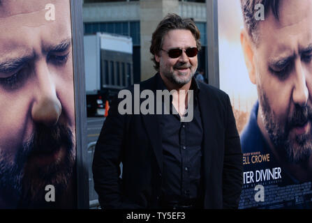 L'acteur Russell Crowe assiste à la première de the motion picture "guerre de l'eau Le Devin' au théâtre chinois de Grauman dans la section Hollywood de Los Angeles le 16 avril 2015. Scénario : Après la bataille de Gallipoli, en 1915, un agriculteur, Connor (Russell Crowe), se rend en Turquie pour trouver ses 3 fils manquants. Lors de votre séjour dans un hôtel à Istanbul, il rencontre Ayshe (Olga Kurylenko), le directeur de l'hôtel, et essaie de trouver un moyen de Gallipoli. Photo par Jim Ruymen/UPI Banque D'Images