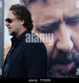 L'acteur Russell Crowe assiste à la première de the motion picture "guerre de l'eau Le Devin' au théâtre chinois de Grauman dans la section Hollywood de Los Angeles le 16 avril 2015. Scénario : Après la bataille de Gallipoli, en 1915, un agriculteur, Connor (Russell Crowe), se rend en Turquie pour trouver ses 3 fils manquants. Lors de votre séjour dans un hôtel à Istanbul, il rencontre Ayshe (Olga Kurylenko), le directeur de l'hôtel, et essaie de trouver un moyen de Gallipoli. Photo par Jim Ruymen/UPI Banque D'Images