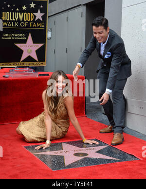 L'actrice Sofia Vergara pose avec son fils Manolo Gonzalez-Ripoli Vergara lors d'une cérémonie de dévoilement de l'honorer avec le 2,551e étoile sur le Hollywood Walk of Fame à Los Angeles le 7 mai 2015. Photo par Jim Ruymen/UPI Banque D'Images