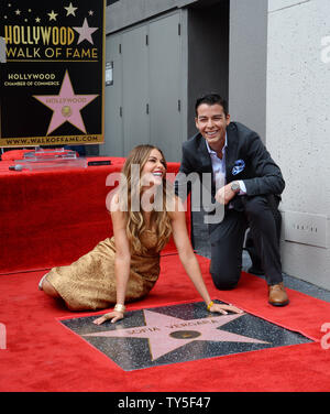 L'actrice Sofia Vergara pose avec son fils Manolo Gonzalez-Ripoli Vergara lors d'une cérémonie de dévoilement de l'honorer avec le 2,551e étoile sur le Hollywood Walk of Fame à Los Angeles le 7 mai 2015. Photo par Jim Ruymen/UPI Banque D'Images