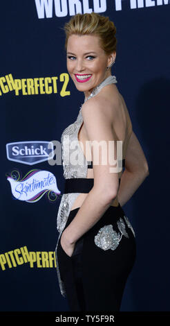 Réalisateur, producteur et acteur, Elizabeth Banks assiste à la première de The Motion Picture Perfect Pitch comédie '2' au Nokia Theatre de Los Angeles le 8 mai 2015. Scénario : après une humiliante command performance au Lincoln Center, le Barden Bellas entrer dans une compétition internationale qu'aucun groupe américain n'a jamais gagné afin de retrouver leur statut et droit d'exécuter. Photo par Jim Ruymen/UPI Banque D'Images