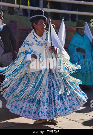 Cholita dancing à El Alto, La Paz, Bolivie Banque D'Images