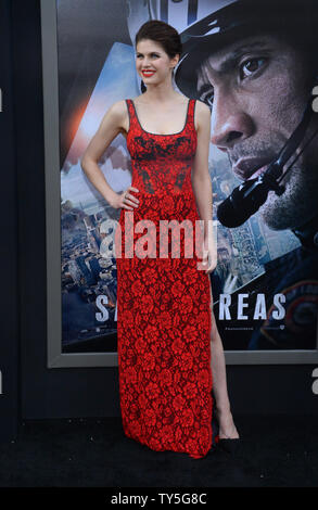 Alexandra Daddario acteur assiste à la première de the motion picture thriller 'San Andreas' au théâtre chinois de Grauman dans la section Hollywood de Los Angeles le 26 mai 2015. Scénario : au lendemain d'un violent séisme en Californie, un sauvetage-pilote du broyeur permet un voyage dangereux à travers l'état afin de sauver son ex-fille. Photo par Jim Ruymen/UPI Banque D'Images