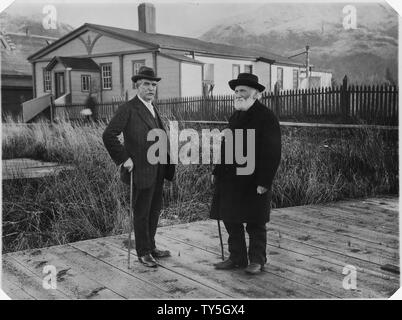 Henry S. Wellcome et William Duncan en face de Duncan's residence, Metlakahtla, en Alaska. Probablement durant la visite de Wellcome 1916-1917 Metlakahtla. Banque D'Images