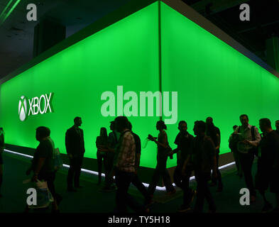 Les participants autour d'un moulin signe Microsoft Xbox à l'Electronic Entertainment Expo, ou E3 à Los Angeles le 18 juin 2015. Jeu de réalité virtuelle, une fois qu'un concept éloigné, est devenu le nouveau champ de bataille à l'E3 de cette année, la convention de l'industrie avec des développeurs qui cherchent à gagner plus de fans avec leurs casques immersifs et accessoires. Plus de 52 200 professionnels du jeu vidéo, les analystes, les journalistes, et les amateurs, représentant 109 pays ont participé à l'expo. Photo par Jim Ruymen/UPI Banque D'Images