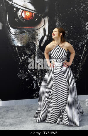 Emilia Clarke acteur assiste à la première de the motion picture thriller de science-fiction Terminator ' Genisys" au théâtre Dolby dans la section Hollywood de Los Angeles le 28 juin 2015. Scénario : Quand John Connor, chef de la résistance humaine, envoie le Sgt. Kyle Reese retour à 1984 pour protéger Sarah Connor et préserver l'avenir, un événement imprévu crée une fracture de la timeline. Maintenant, le Sgt. Reese se trouve lui-même dans une nouvelle version et inconnu du passé, où il est peu probable que face à des alliés, y compris le Guardian (Arnold Schwarzenegger), de nouveaux ennemis dangereux, et une nouvelle m Banque D'Images