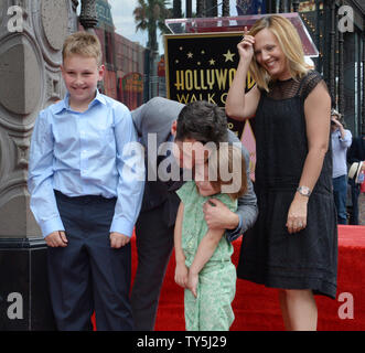 L'acteur Paul Rudd épouse sa fille Darby Rudd comme son fils Jack Sullivan Rudd comme sa femme, producteur de télévision Julie Yaeger regarder lors d'une cérémonie de dévoilement honorer avec le 2,554ème étoile sur le Hollywood Walk of Fame à Los Angeles le 1 juillet 2015. Photo par Jim Ruymen/UPI Banque D'Images