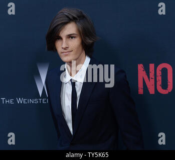 Dylan Brosnan assiste à la première de the motion picture thriller 'No Escape' Regal Cinemas à la Vivre à Los Angeles le 17 août 2015. Scénario : Dans leur nouvelle maison d'outre-mer, une famille américaine se retrouve bientôt pris au milieu d'un coup, et ils recherchent frénétiquement une évacuation sûre dans un environnement où les étrangers sont immédiatement exécutés. Photo par Jim Ruymen/UPI Banque D'Images