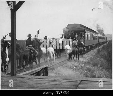 Photos de films de Hollywood ; Portée et contenu : Confrontation sur la femme dans la chambre, les mains de ranch de manger ; Cowboys chasing train. Banque D'Images