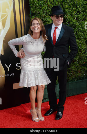 Acteurs Kim Dickens (L) et Bradley Whitford assister à la Creative Arts Emmy Awards de Microsoft Theatre de Los Angeles le 12 septembre 2015. Photo par Jim Ruymen/UPI Banque D'Images