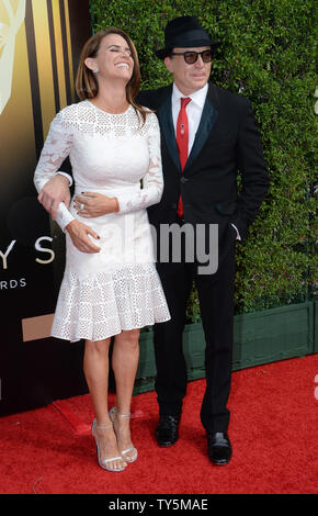 Acteurs Kim Dickens (L) et Bradley Whitford assister à la Creative Arts Emmy Awards de Microsoft Theatre de Los Angeles le 12 septembre 2015. Photo par Jim Ruymen/UPI Banque D'Images