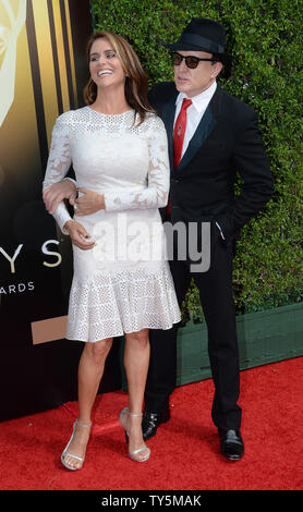 Acteurs Kim Dickens (L) et Bradley Whitford assister à la Creative Arts Emmy Awards de Microsoft Theatre de Los Angeles le 12 septembre 2015. Photo par Jim Ruymen/UPI Banque D'Images