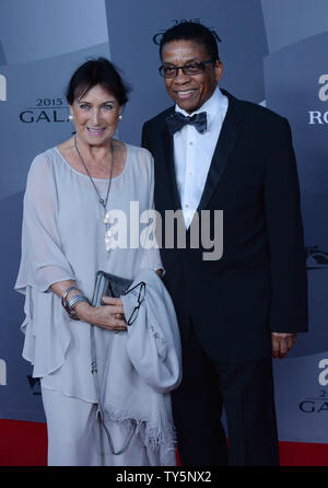 LA Philharmonic Président créatif Jazz Herbie Hancock et sa femme Gigi Hancock assister à Los Angeles Philharmonic concert nuit d'ouverture de Walt Disney Concert Hall à Los Angeles le 29 septembre 2015. Photo par Jim Ruymen/UPI Banque D'Images