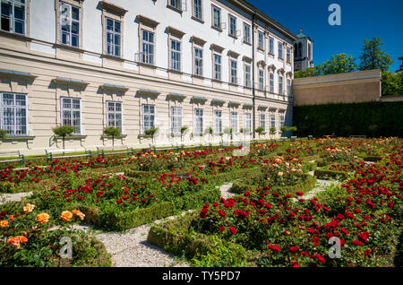 Vue de château célèbre avec beau jardin Mirabell à Salzbourg, Autriche Banque D'Images