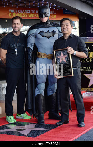 Réalisateur Zack Snyder (L) et de l'artiste Jim Lee posent avec un personnage aux côtés de Batman Batman 'créateur', la fin de Bob Kane's star au cours d'une cérémonie de dévoilement honorer avec le 2,562ème étoile sur le Hollywood Walk of Fame à Los Angeles le 21 octobre 2015. Photo par Jim Ruymen/UPI Banque D'Images