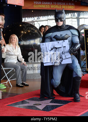 Elizabeth Sanders (L), la veuve de 'Batman' créateur, la fin de Bob Kane regarde un personnage Batman est titulaire d'une photo de Kane lors d'une cérémonie de dévoilement posthume honorer avec le 2,562ème étoile sur le Hollywood Walk of Fame à Los Angeles le 21 octobre 2015. Photo par Jim Ruymen/UPI Banque D'Images
