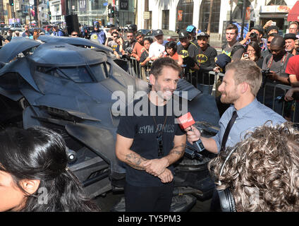 Réalisateur Zack Snyder parle avec des journalistes à la suite d'une cérémonie de dévoilement posthume hommage 'Batman' créateur, la fin de Bob Kane avec le 2,562ème étoile sur le Hollywood Walk of Fame à Los Angeles le 21 octobre 2015. Snyder est le directeur de la prochaine version du genre avec Ben Affleck. Photo par Jim Ruymen/UPI Banque D'Images