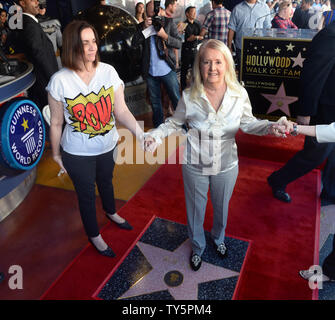 Elizabeth Sanders (C), la veuve de 'Batman' créateur, la fin de Bob Kane pose au cours d'une cérémonie de dévoilement posthume en l'honneur avec le Kane 2,562ème étoile sur le Hollywood Walk of Fame à Los Angeles le 21 octobre 2015. Photo par Jim Ruymen/UPI Banque D'Images