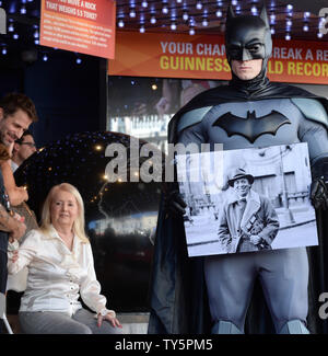 Elizabeth Sanders (L), la veuve de 'Batman' créateur, la fin de Bob Kane regarde un personnage Batman est titulaire d'une photo de Kane lors d'une cérémonie de dévoilement posthume honorer avec le 2,562ème étoile sur le Hollywood Walk of Fame à Los Angeles le 21 octobre 2015. Photo par Jim Ruymen/UPI Banque D'Images
