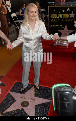 Elizabeth Sanders (C), la veuve de 'Batman' créateur, la fin de Bob Kane pose au cours d'une cérémonie de dévoilement posthume en l'honneur avec le Kane 2,562ème étoile sur le Hollywood Walk of Fame à Los Angeles le 21 octobre 2015. Photo par Jim Ruymen/UPI Banque D'Images