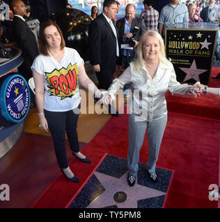 Elizabeth Sanders (C), la veuve de 'Batman' créateur, la fin de Bob Kane pose au cours d'une cérémonie de dévoilement posthume en l'honneur avec le Kane 2,562ème étoile sur le Hollywood Walk of Fame à Los Angeles le 21 octobre 2015. Photo par Jim Ruymen/UPI Banque D'Images