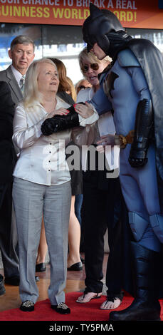 Elizabeth Sanders (L), la veuve de 'Batman' créateur, la fin de Bob Kane reçoit un coup de main au cours d'une cérémonie de dévoilement posthume en l'honneur avec le Kane 2,562ème étoile sur le Hollywood Walk of Fame à Los Angeles le 21 octobre 2015. Photo par Jim Ruymen/UPI Banque D'Images