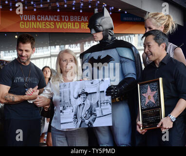 Elizabeth Sanders (2e-L), la veuve de 'Batman' créateur, la fin de Bob Kane pose avec le cinéaste Zack Snyder, un caractère de Batman et de l'artiste Jim Lee (L-R) au cours d'une cérémonie de dévoilement posthume en l'honneur avec le Kane 2,562ème étoile sur le Hollywood Walk of Fame à Los Angeles le 21 octobre 2015. Photo par Jim Ruymen/UPI Banque D'Images
