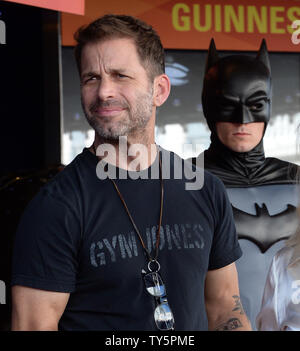 Zack Snyder réalisateur participe à une cérémonie de dévoilement posthume hommage 'Batman' créateur, la fin de Bob Kane avec le 2,562ème étoile sur le Hollywood Walk of Fame à Los Angeles le 21 octobre 2015. Snyder est le directeur de la prochaine version du genre avec Ben Affleck. Photo par Jim Ruymen/UPI Banque D'Images