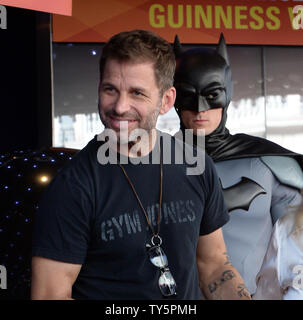 Zack Snyder réalisateur participe à une cérémonie de dévoilement posthume hommage 'Batman' créateur, la fin de Bob Kane avec le 2,562ème étoile sur le Hollywood Walk of Fame à Los Angeles le 21 octobre 2015. Snyder est le directeur de la prochaine version du genre avec Ben Affleck. Photo par Jim Ruymen/UPI Banque D'Images