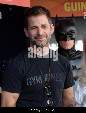 Zack Snyder réalisateur participe à une cérémonie de dévoilement posthume hommage 'Batman' créateur, la fin de Bob Kane avec le 2,562ème étoile sur le Hollywood Walk of Fame à Los Angeles le 21 octobre 2015. Snyder est le directeur de la prochaine version du genre avec Ben Affleck. Photo par Jim Ruymen/UPI Banque D'Images