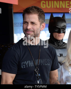 Zack Snyder réalisateur participe à une cérémonie de dévoilement posthume hommage 'Batman' créateur, la fin de Bob Kane avec le 2,562ème étoile sur le Hollywood Walk of Fame à Los Angeles le 21 octobre 2015. Snyder est le directeur de la prochaine version du genre avec Ben Affleck. Photo par Jim Ruymen/UPI Banque D'Images