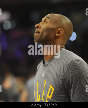 Los Angeles Lakers Kobe Bryant lors de l'échauffement, avant le match contre les Minnesota Timberwolves au Staples Center de Los Angeles le 28 octobre 2015. Photo par Lori Shepler/UPI Banque D'Images