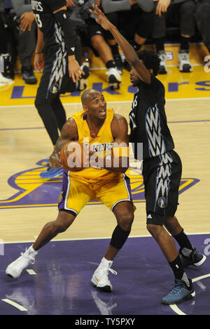 Los Angeles Lakers' Kobe Bryant va jusqu'à un coup de feu contre les Minnesota Timberwolves au premier semestre au Staples Center de Los Angeles le 28 octobre 2015. Photo par Lori Shepler/UPI Banque D'Images