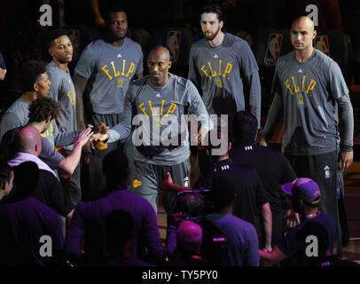 Los Angeles Lakers' Kobe Bryant est présenté avant le match contre les Minnesota Timberwolves au Staples Center de Los Angeles le 28 octobre 2015. Les Timberwolves battre les Lakers 112-111. Photo par Lori Shepler/UPI Banque D'Images