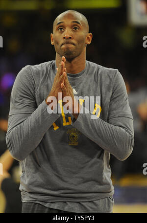 Los Angeles Lakers' Kobe Bryant se réchauffe avant le match contre les Minnesota Timberwolves au Staples Center de Los Angeles le 28 octobre 2015. Les Timberwolves battre les Lakers 112-111. Photo par Lori Shepler/UPI Banque D'Images