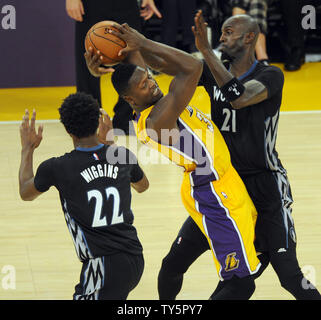 Minnesota Timberwolves Kevin Garnett, droite, arrête de Los Angeles Lakers' Julius Randle dans la première moitié au Staples Center de Los Angeles le 28 octobre 2015. Les Timberwolves défait les Lakers 112-111. Photo par Lori Shepler/UPI Banque D'Images