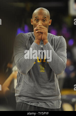 Los Angeles Lakers' Kobe Bryant se réchauffe avant le match contre les Minnesota Timberwolves au Staples Center de Los Angeles le 28 octobre 2015. Les Timberwolves battre les Lakers 112-111. Photo par Lori Shepler/UPI Banque D'Images