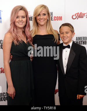 Honoree Reese Witherspoon et sa fille Ava Phillippe (L) et son fils Deacon Phillippe assiste à la 29e Annual American Cinematheque gala à l'hôtel Hyatt Regency Century Plaza de Los Angeles le 30 octobre 2015. Photo par Jim Ruymen/UPI Banque D'Images