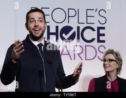 'Heroes Reborn' acteur Zachary Levi annonce les nominations pour le Prix du choix populaire 2016 animateur comme Jane Lynch ressemble au Paley Center for Media à Beverly Hills, Californie le 3 novembre 2015. Les gagnants seront révélés lors d'une émission de CBS en direct le 6 janvier 2016. Photo par Jim Ruymen/UPI Banque D'Images