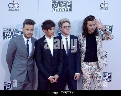 (L-R) Les artistes Liam Payne, Louis Tomlinson, Niall Horan et Harry Styles de One Direction arrive pour le 43e Annual American Music Awards qui a eu lieu chez Microsoft Theatre de Los Angeles le 22 novembre 2015. Photo par Jim Ruymen/UPI Banque D'Images