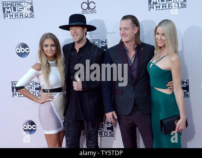 De gauche, Brittney Marie Cole, les artistes Brian Kelley et Tyler Hubbard de music group Florida Georgia Line et Hayley Stommel arrivent pour le 43e Annual American Music Awards qui a eu lieu chez Microsoft Theatre de Los Angeles le 22 novembre 2015. Photo par Jim Ruymen/UPI Banque D'Images