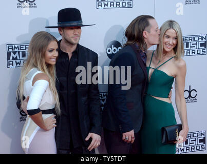 De gauche, Brittney Marie Cole, les artistes Brian Kelley et Tyler Hubbard de music group Florida Georgia Line et Hayley Stommel arrivent pour le 43e Annual American Music Awards qui a eu lieu chez Microsoft Theatre de Los Angeles le 22 novembre 2015. Photo par Jim Ruymen/UPI Banque D'Images