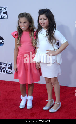 De gauche, des personnalités de la télévision et de grâce de Rosie Sophia Grace arrivent pour le 43e Annual American Music Awards qui a eu lieu chez Microsoft Theatre de Los Angeles le 22 novembre 2015. Photo par Jim Ruymen/UPI Banque D'Images